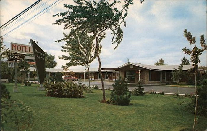 Monnie-Lynn Motel - Vintage Postcard